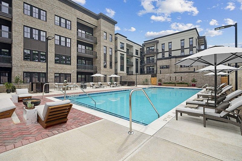 Florent Pool & Sun Deck