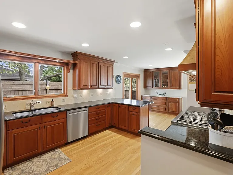 1002 Huber Ln — Photo 2