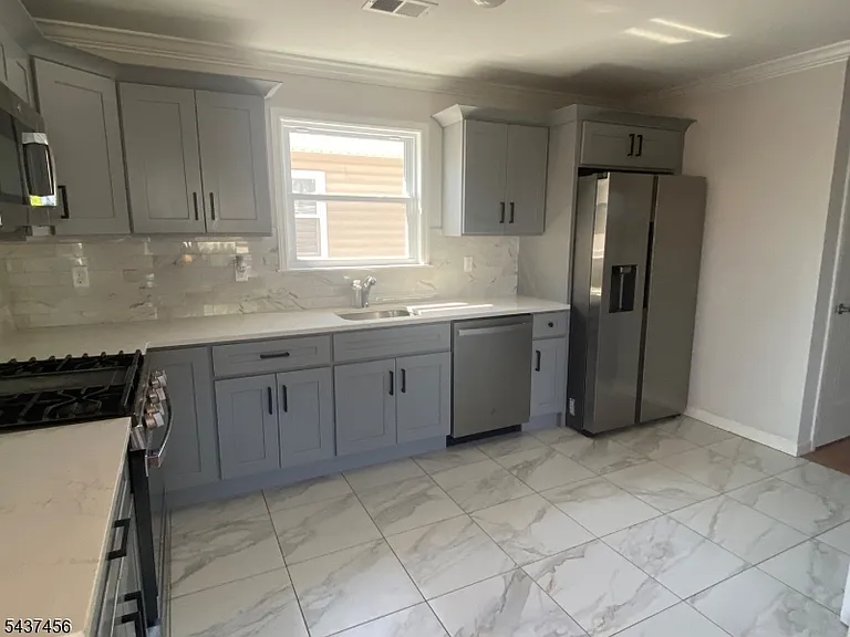 710 Court St — Photo 5