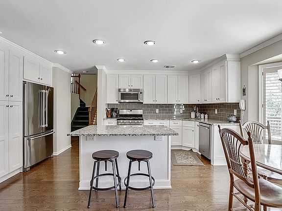 Eat-In Kitchen