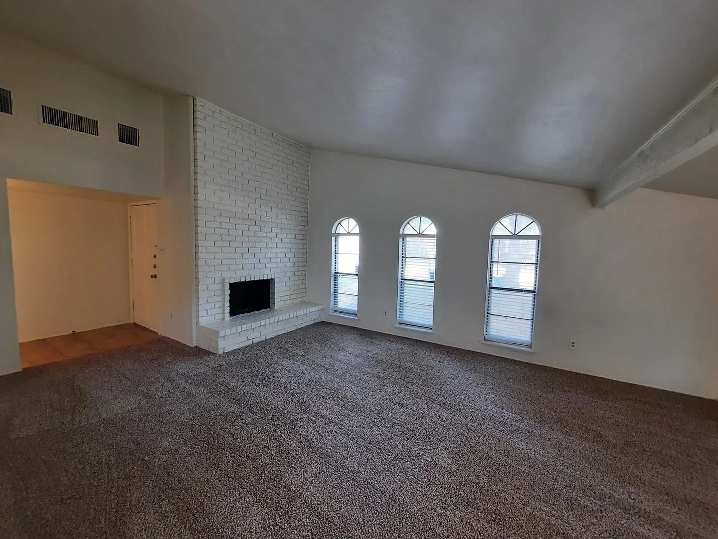 Home located on nice size lot with mature trees. — Photo 4