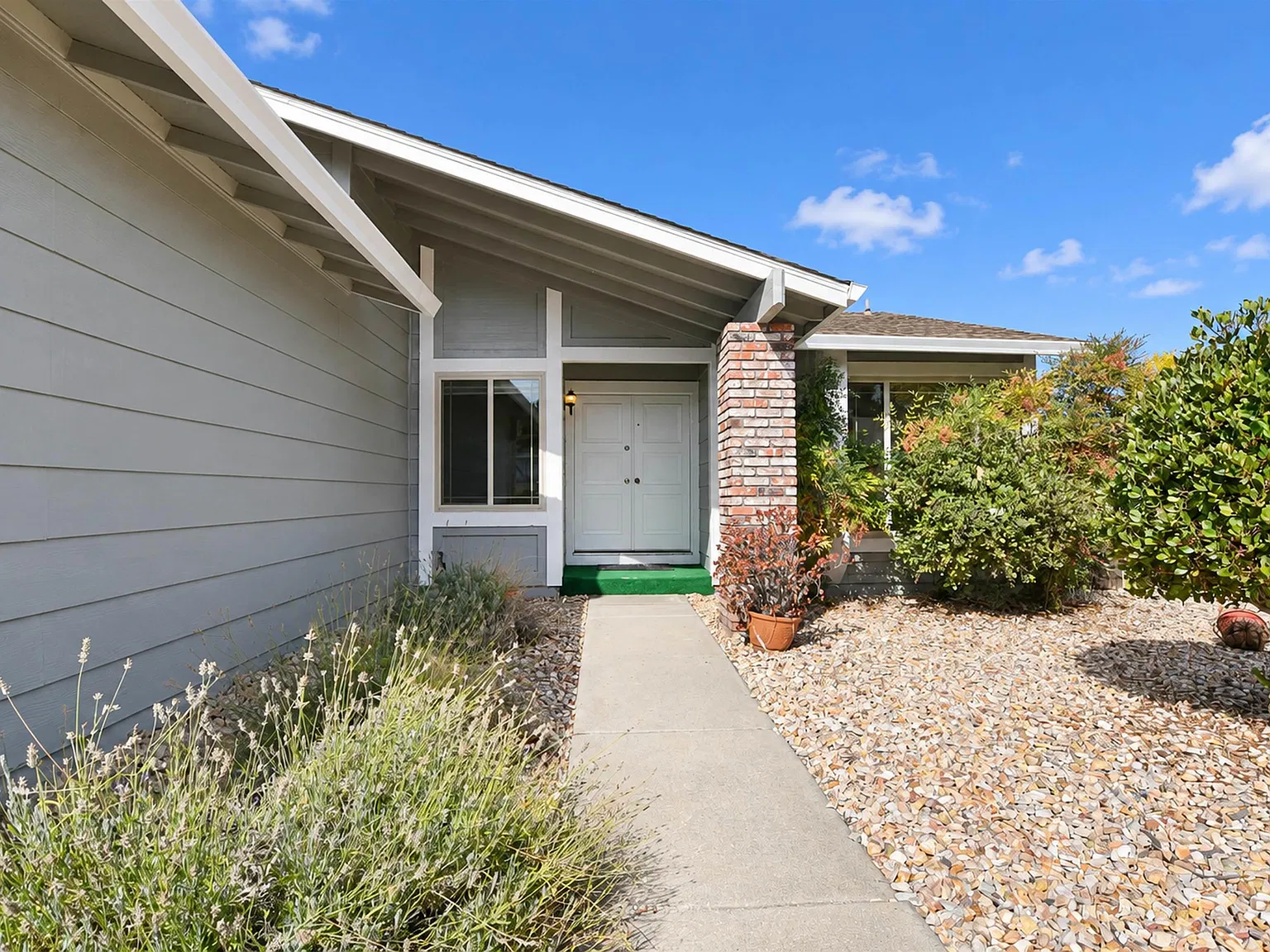 3 bed, 2.0 bath, 1425 sqft, $3,200 — Photo 2