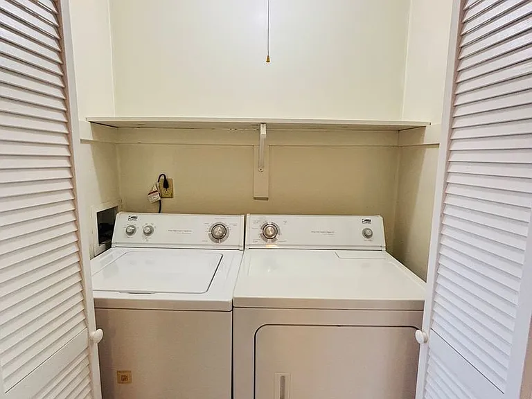 2 Bedroom, 1 Bath Apartment — Photo 11