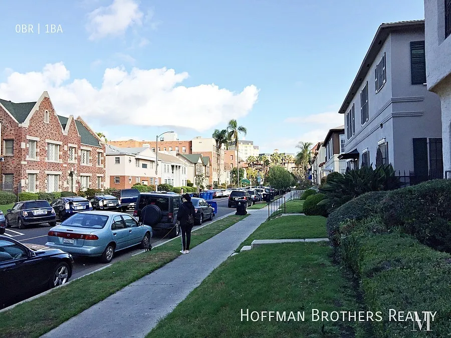 654 S Dunsmuir Ave Los Angeles CA 90036 — Photo 3