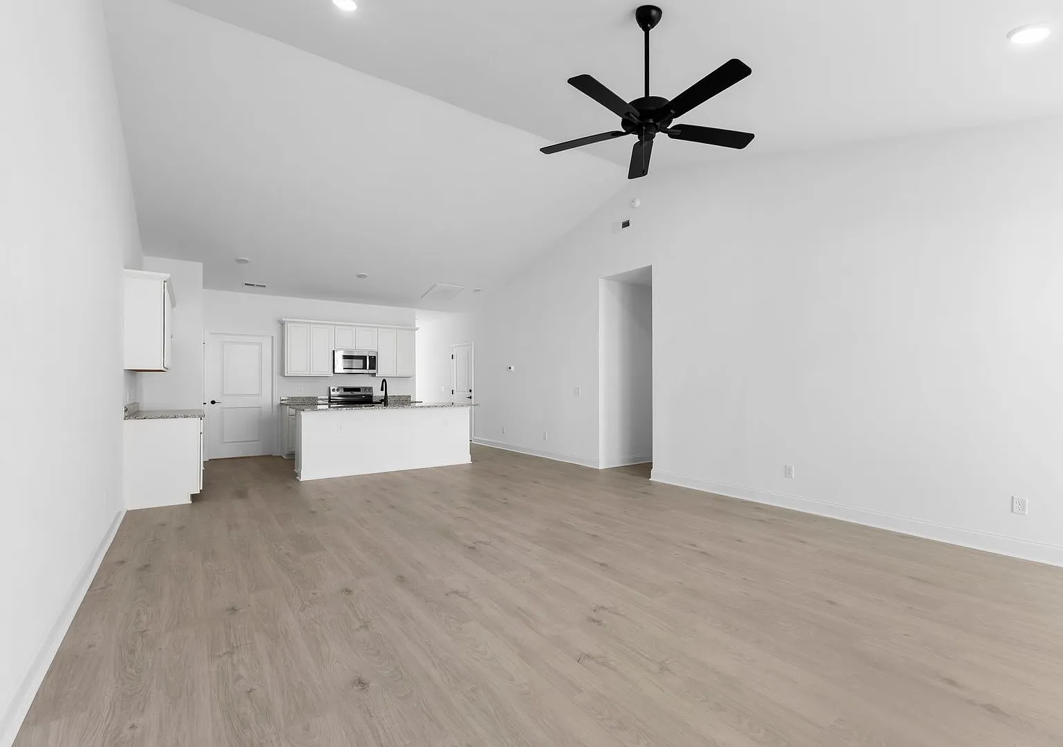 One-Month Free Move-In Incentive Highly Desired Bluebell Floorpan In James Creek — Photo 4