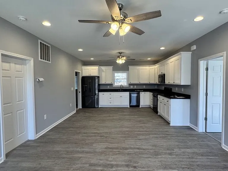 614 W 9th St — Photo 11