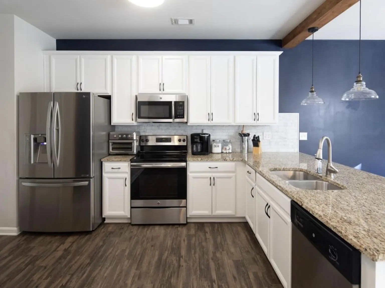 3 bed, 2.5 bath, 1628 sqft, $2,050 — Photo 4