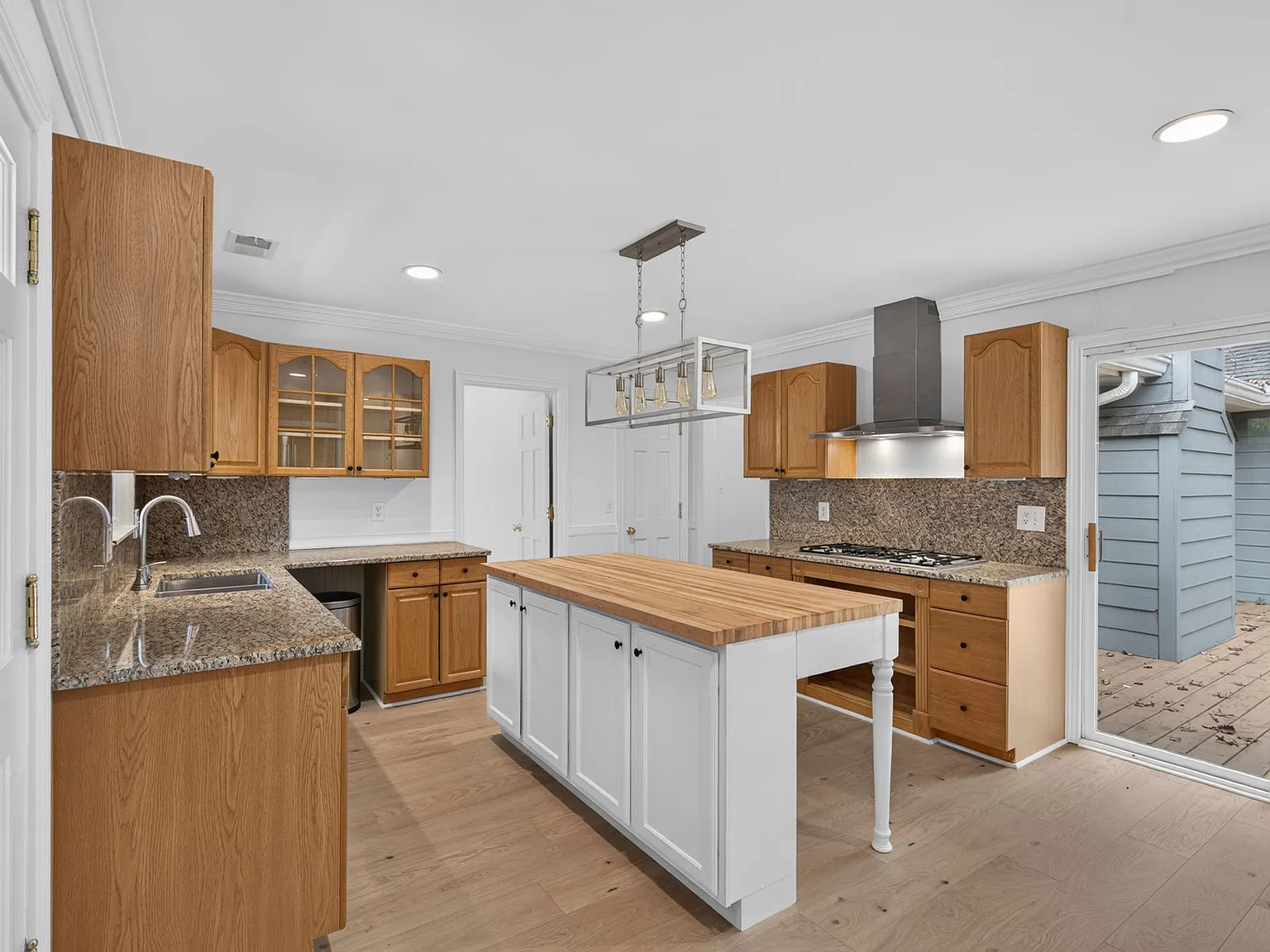 4 bed, 2.5 bath, 2328 sqft, $3,500 — Photo 4