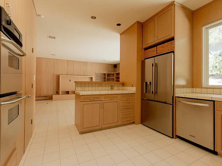 44 Bayview Ave — Photo 15