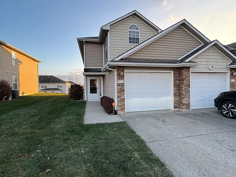 820 SW Peach Tree Ln — Photo 2