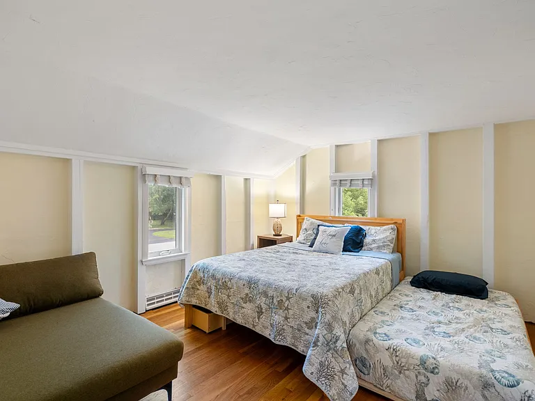 1st floor - Bedroom with Queen bed