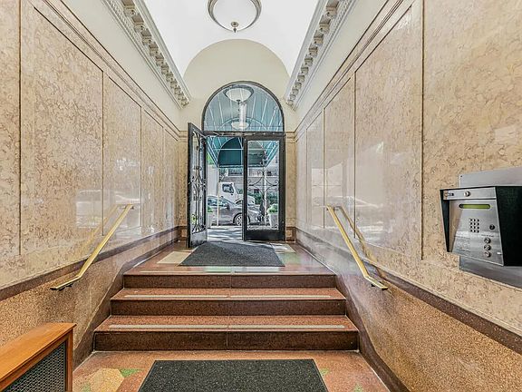 3rd image of 65 W 95th St APT 8B