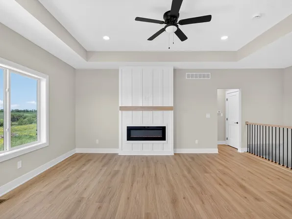 2922 Lake Hill Dr, Des Moines, IA 50320