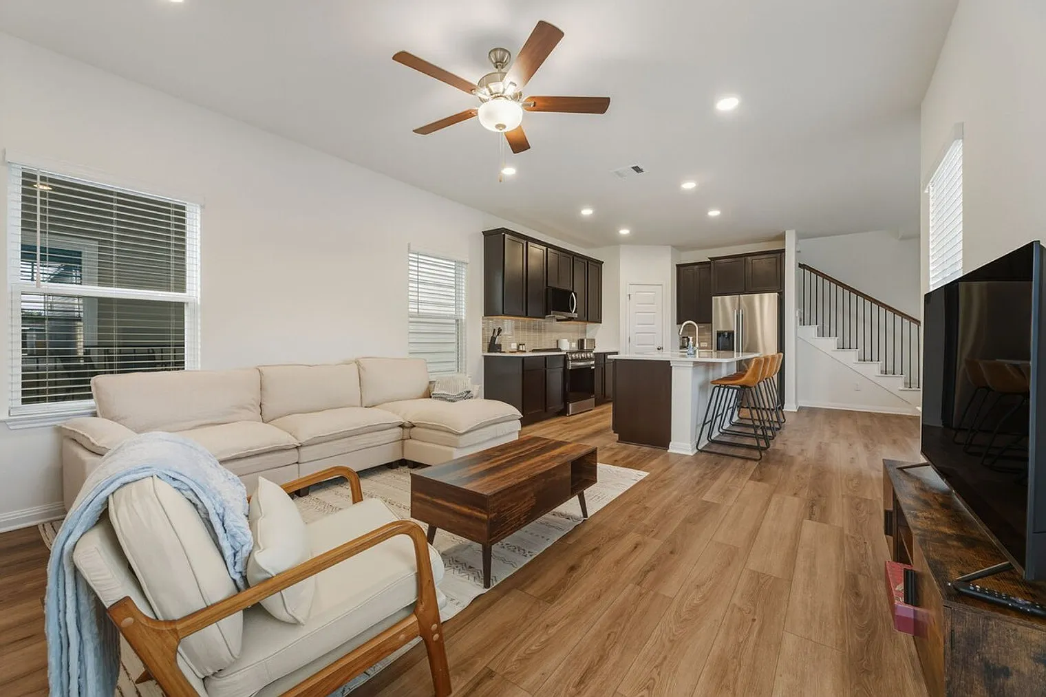 4 bed, 3.5 bath, $6,108 — Photo 1