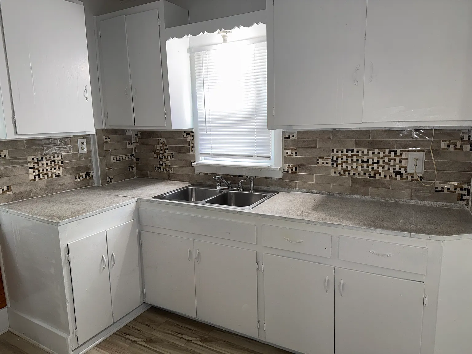 3 bed, 858 sqft, $1,100 — Photo 3