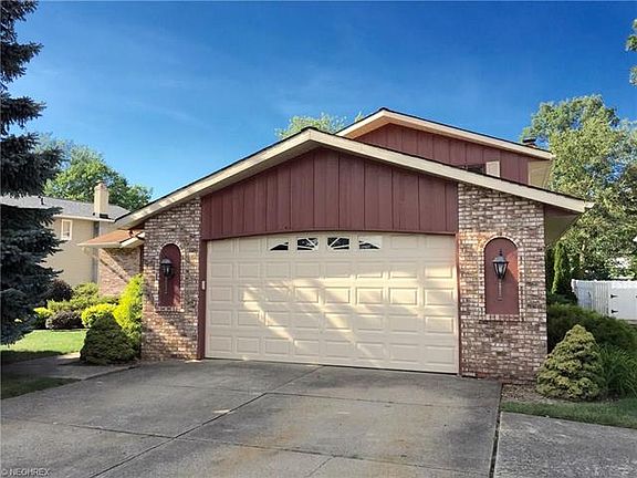 3rd image of 16035 Squirrel Hollow Ln