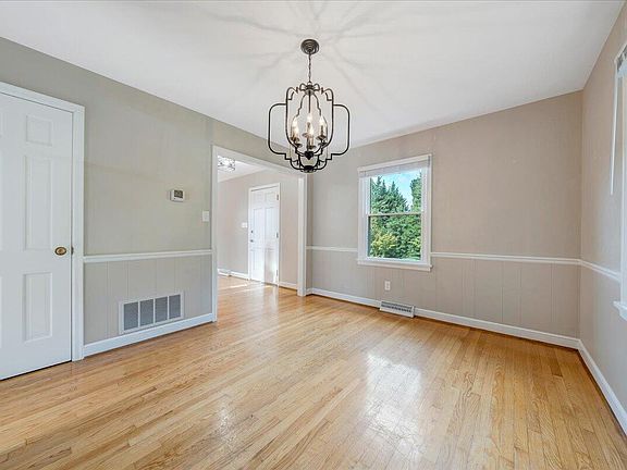 4th image of 2444 Lincoln Ave SW
