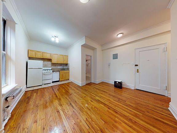 4th image of 107 W 68th St APT 4D