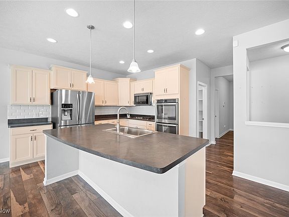 3rd image of 8115 Castleton Dr