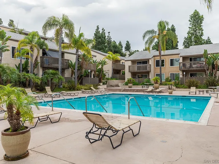 8529 Villa La Jolla Dr #E — Photo 20