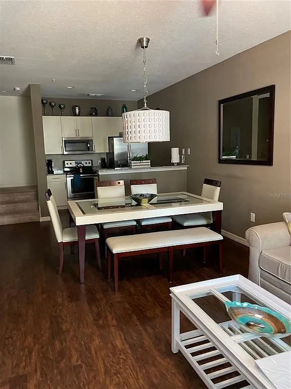 3 bed, 2.0 bath, 1300 sqft, $1,900 — Photo 2