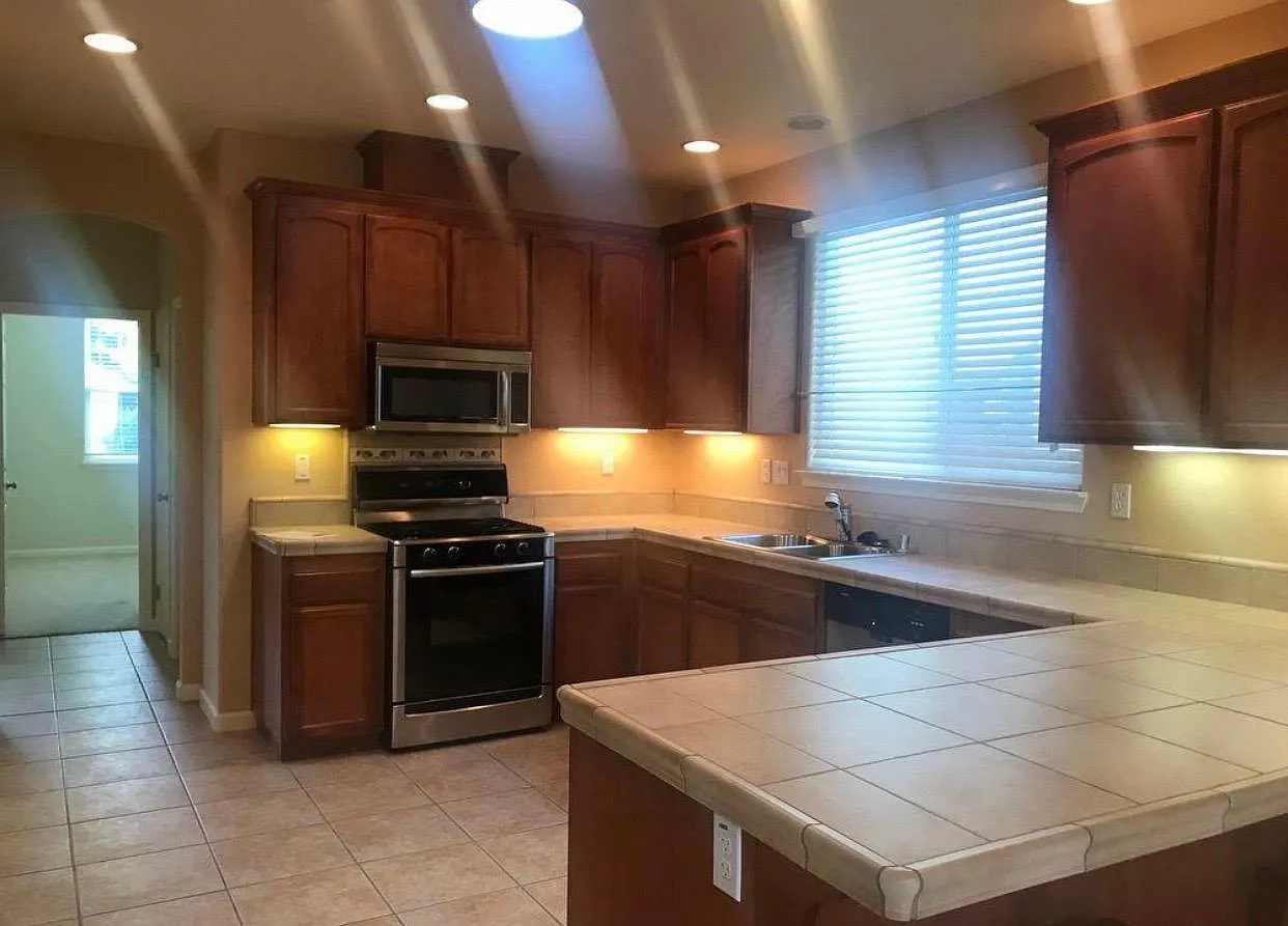 7976 Creekside Dr — Photo 4