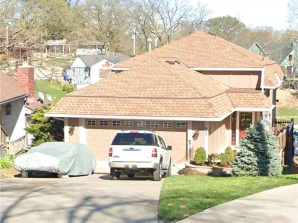 469 NW North Shore Dr, Lake Waukomis, MO 64151