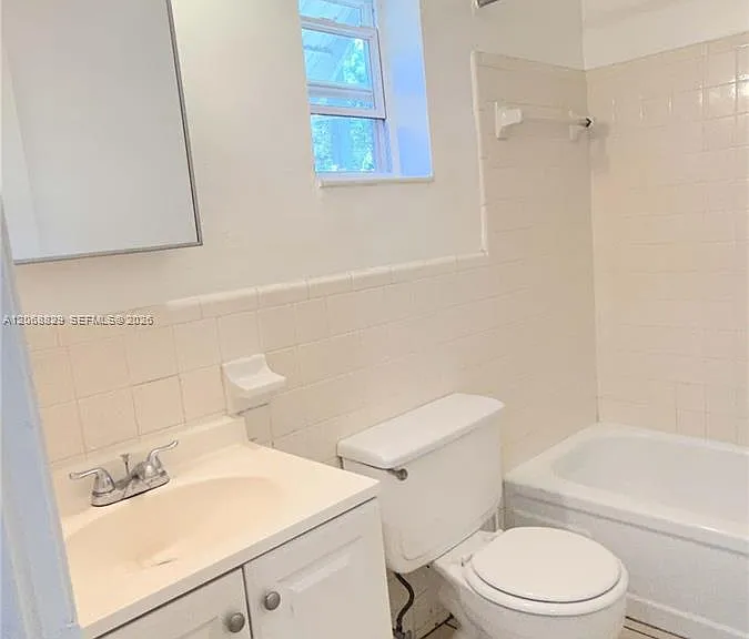 717 NE 1st St #5 — Photo 5