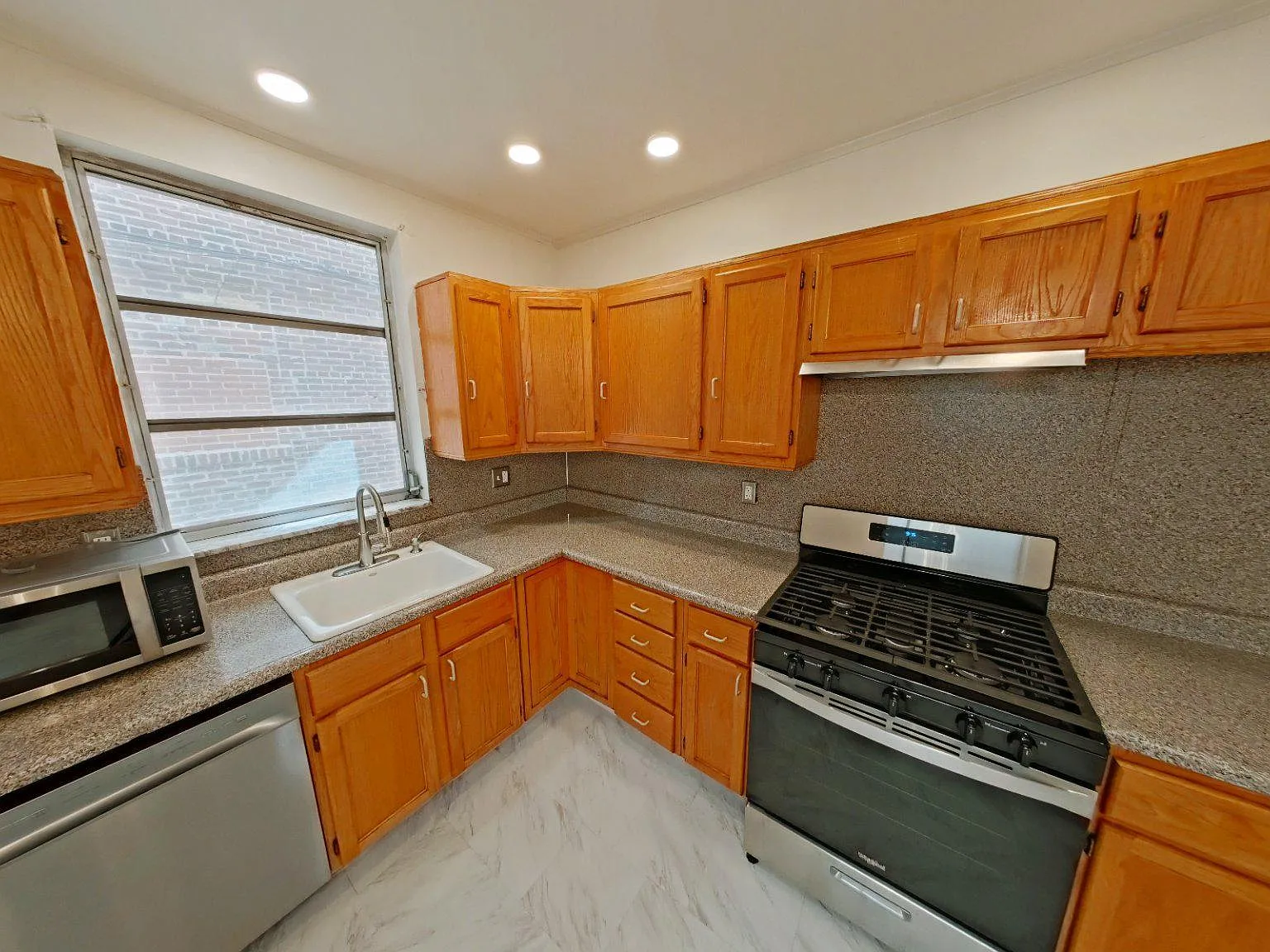3 bed, 1.0 bath, 1050 sqft, $1,800 — Photo 4