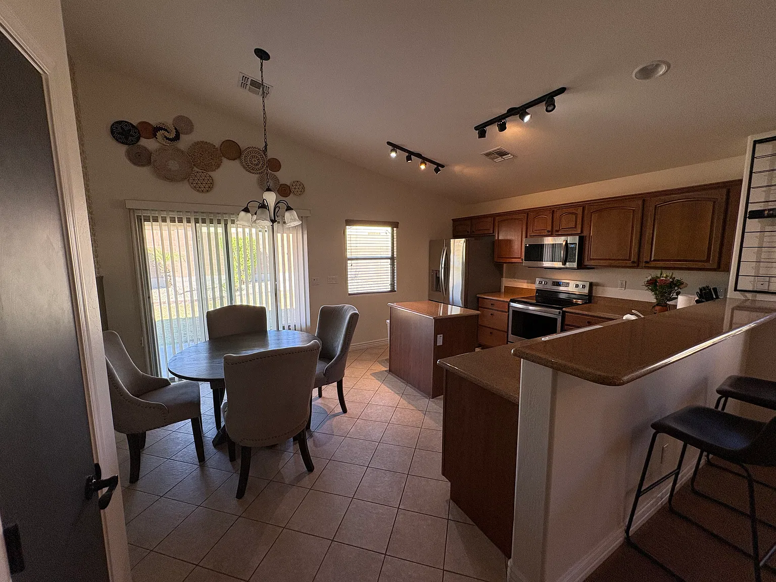 3 bed, 1325 sqft, $2,200 — Photo 4