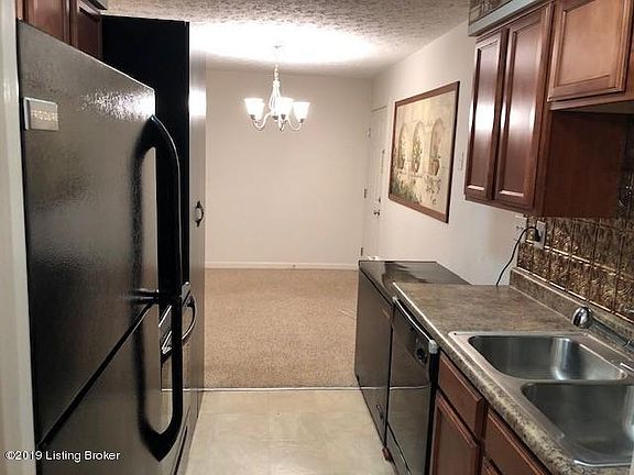 4th image of 215 Middletown Sq