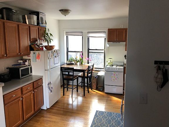 5th image of 925 W Oakdale Ave APT 2E