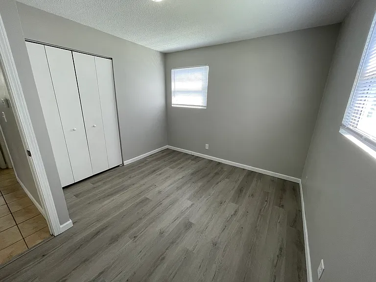 3818 Blondo St — Photo 6