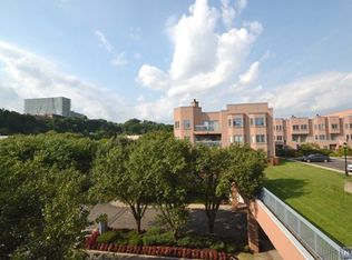 418 Chase Ct, Edgewater, NJ 07020