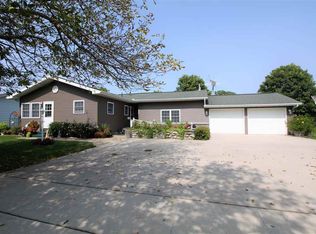 832 E Butler St, Manchester, IA 52057