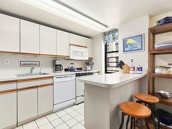 5th image of 252 W 17th St APT 6A