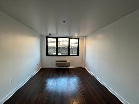 2nd image of 874 Willoughby Ave #203