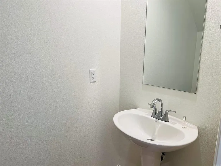 530 Longmeadow St — Photo 19