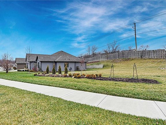 3rd image of 6224 N Green Hills Ln