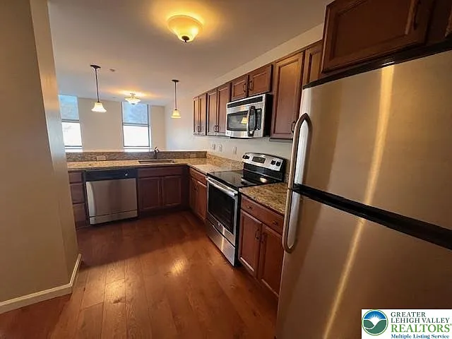 2 bed, 1033 sqft, $2,100 — Photo 4