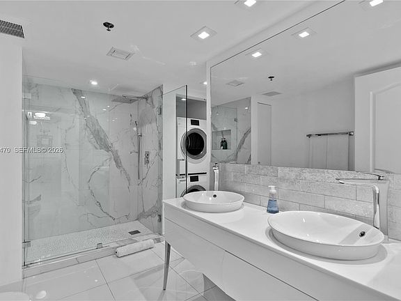 3rd image of 1200 Brickell Bay Dr APT 2017
