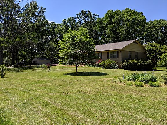 2nd image of 1834 Windmill Ln