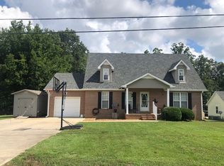 67 Greenbriar Dr, Tullahoma, TN 37388