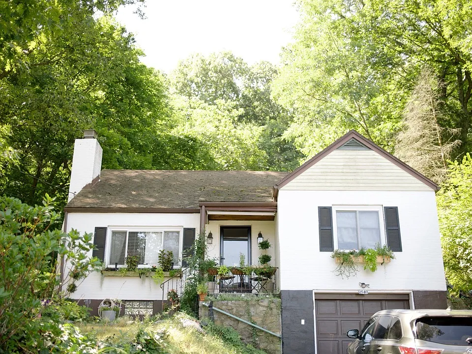 2540 Fairview Ave