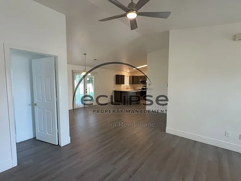 560 Huntington Point Ln — Photo 4