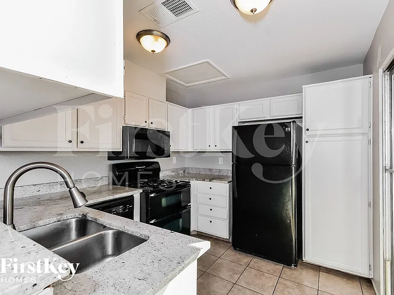 2359 Los Feliz St — Photo 6