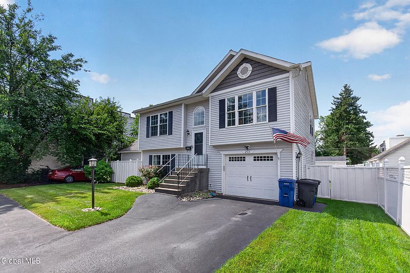 2nd image of 2513 Callahan Avenue