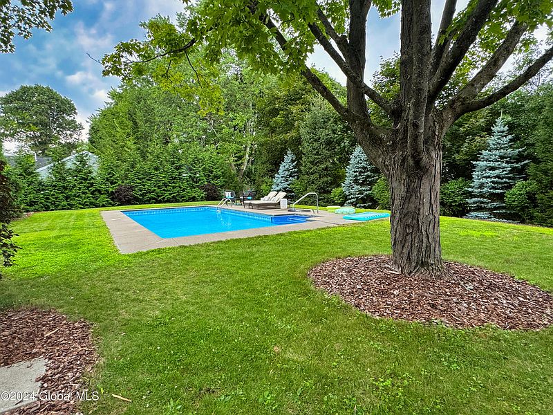 4th image of 1275 Hawthorn Road