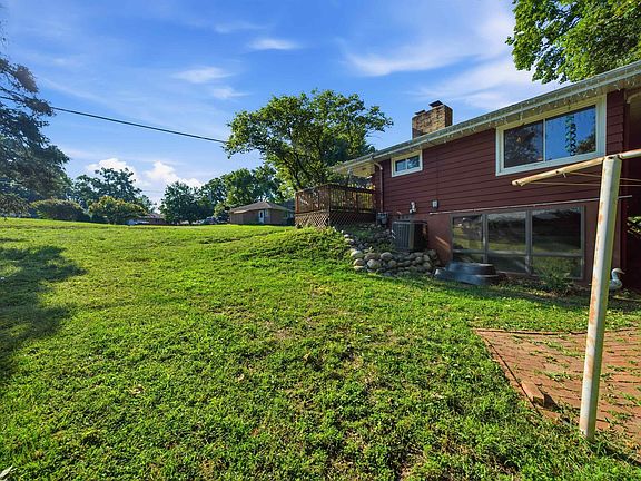 3rd image of 727 Oakwood Rd