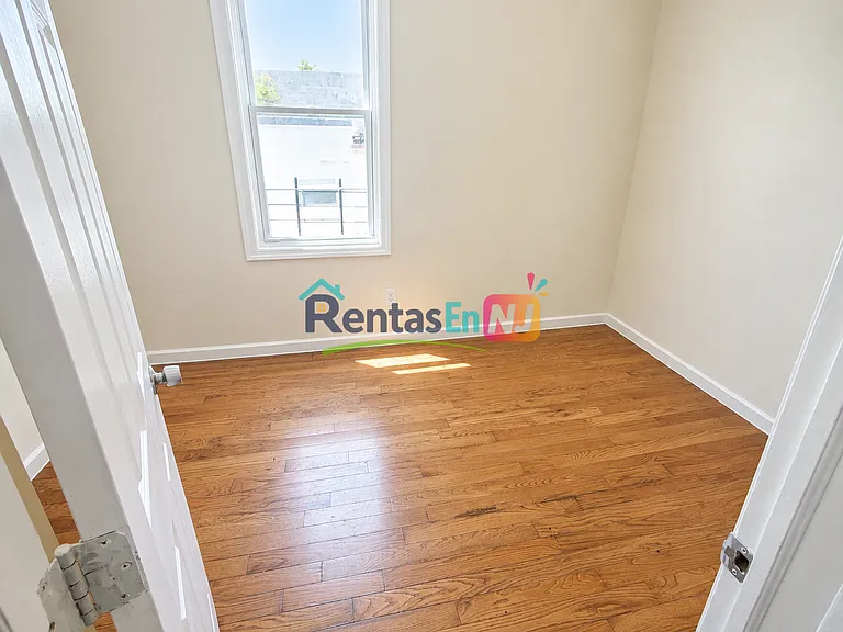 85 Littleton Ave #3B — Photo 4